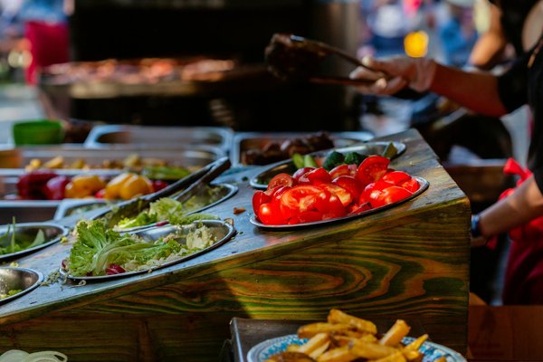 Apprenez à réaliser des galettes de pommes de terre croquantes aux herbes fraîches, servies avec une délicieuse sauce crémeuse à la ciboulette !